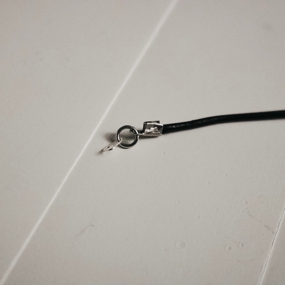 Single Pearl Chocker Black Chord - Picture 4 of 4